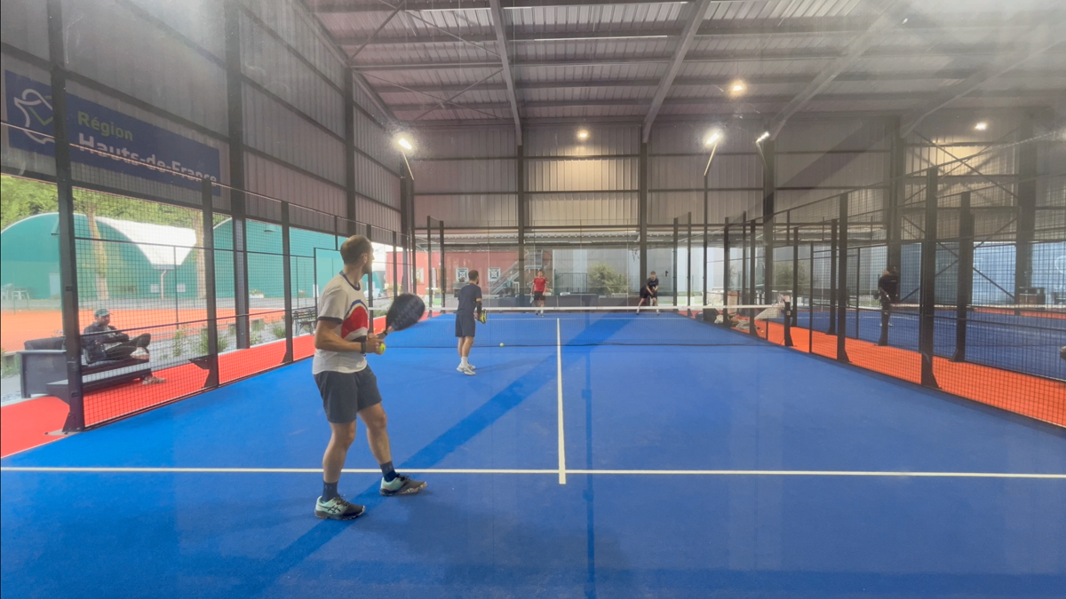 Angle de prise de vue idéal pour filmer un match de padel — smartphone positionné au centre de la vitre de fond